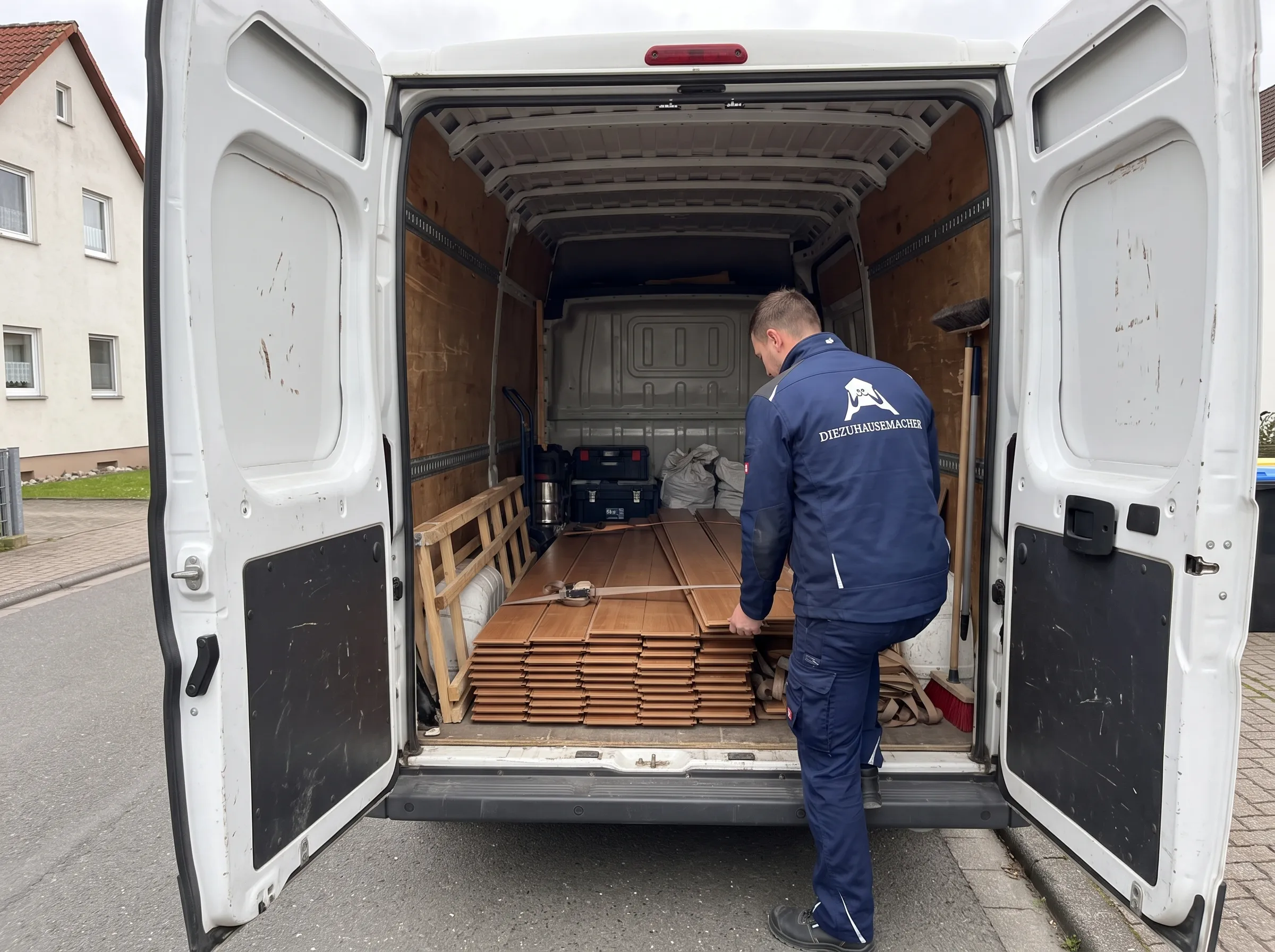 Transporter beladen mit demontierten Deckenpaneelen